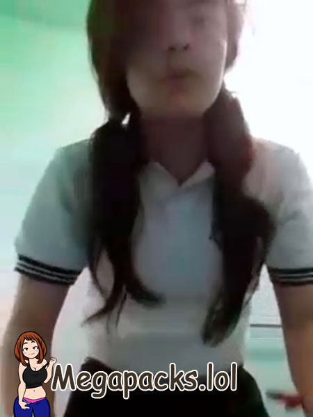 Colegiala se masturba rico en baños del colegio + 1 Video