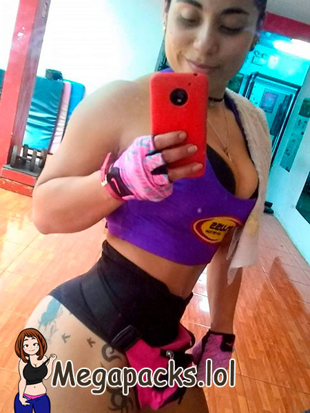 Entrenadora de impresionante culo dando ricos sentones + 6 Videos