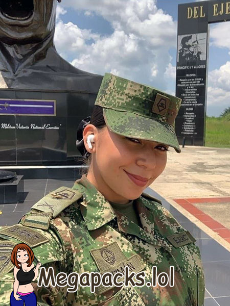 Rico video caliente filtrado de putita militar + 2 Videos