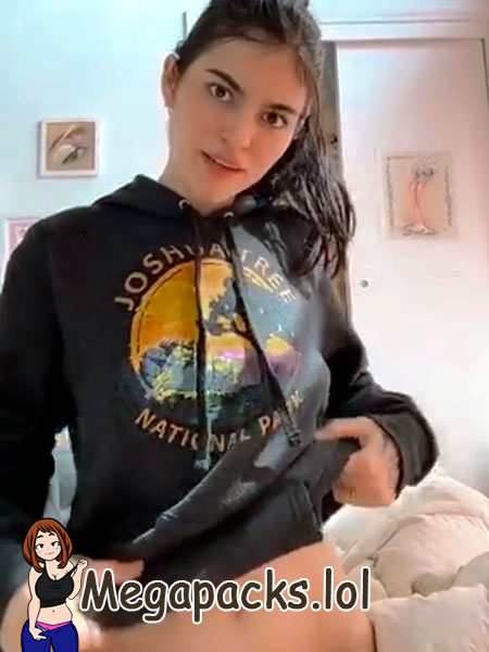 Mi mejor amiga se deja tocar los pechos + 1 Video