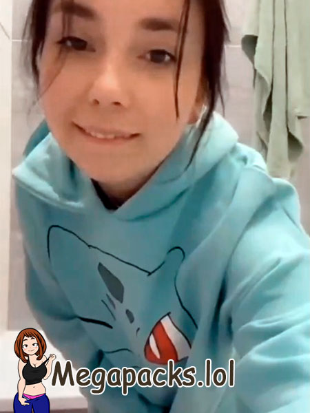 Minita tetona riquísima se desnuda + 1 Video