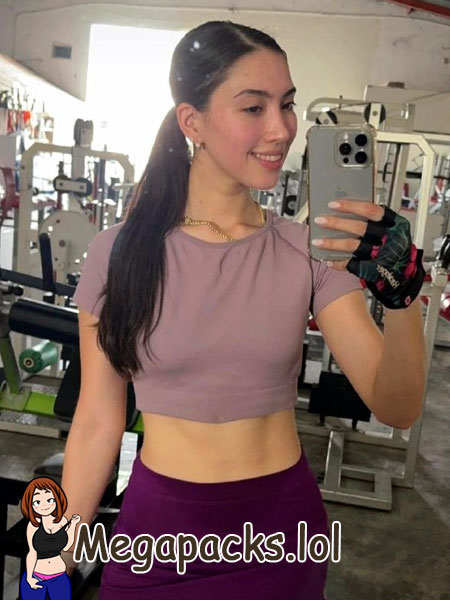 Morrita del gym es follada por el instructor + 1 Video